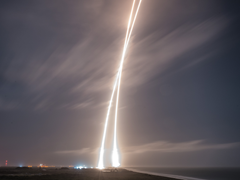 Die Langzeitfotografie zeigt Start, Rückkehr und glückliche Landung der Trägerrakete "Falcon 9" in Cape Canaveral in Florida am 21. Dezember 2015. Zwei frühere Landeversuche waren gescheitert.