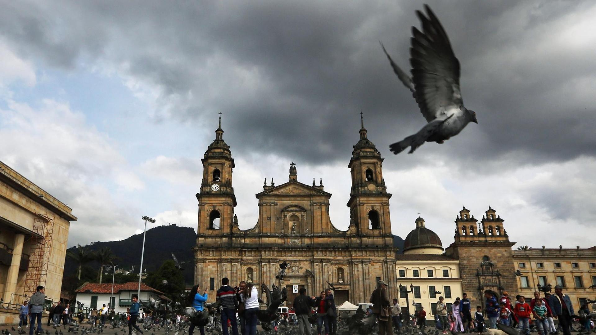 Eine Taube fliegt über den Plaza de Bolívar in Bogotá, Kolumbien Eine Taube fliegt über den Plaza de Bolívar in Bogotá, Kolumbien