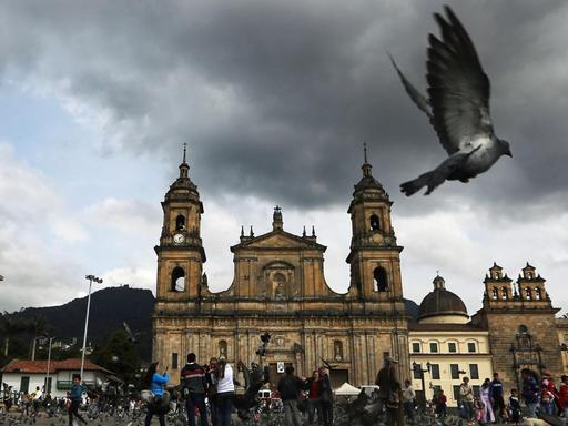 Eine Taube fliegt über den Plaza de Bolívar in Bogotá, Kolumbien