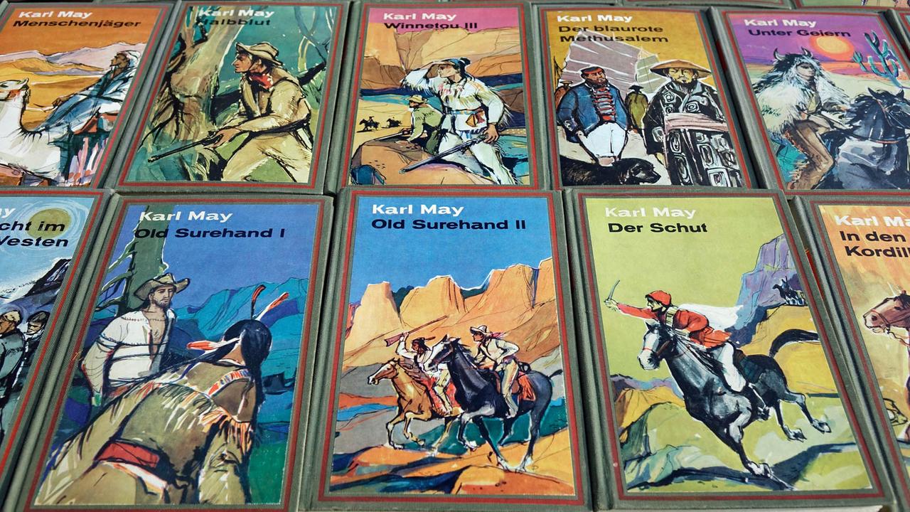 Auf einem Wiener Trödelmarkt sind Abenteuerbücher von Karl May erhältlich (aufgenommen 2018).
