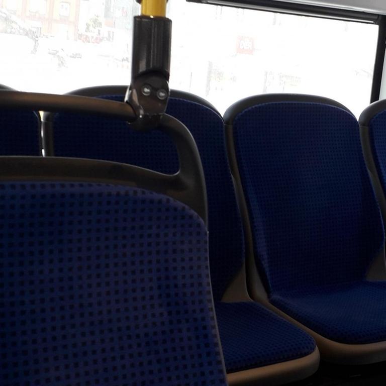 Der Tatort: Eine Sitzreihe im Bus