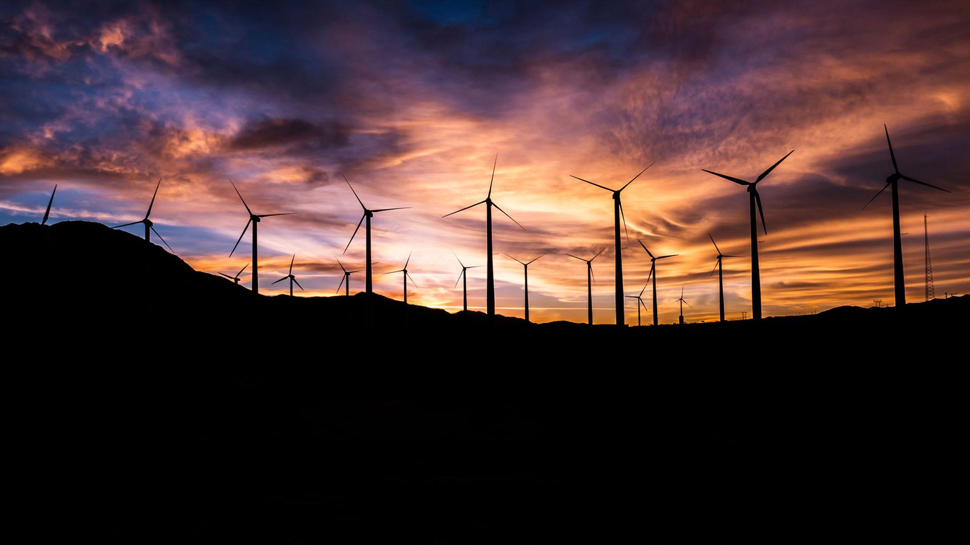 Ein Windpark im Sonnenuntergang. Ein Windpark im Sonnenuntergang.