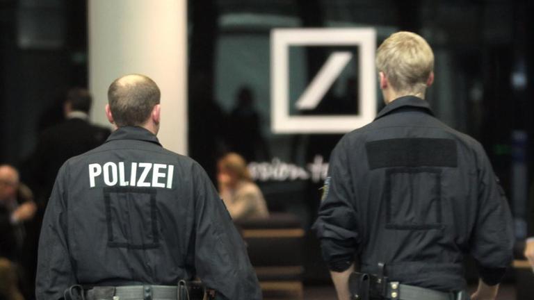 Polizisten bei der Durchsuchung der Zentrale der Deutschen Bank 2012 Polizisten bei der Durchsuchung der Zentrale der Deutschen Bank 2012