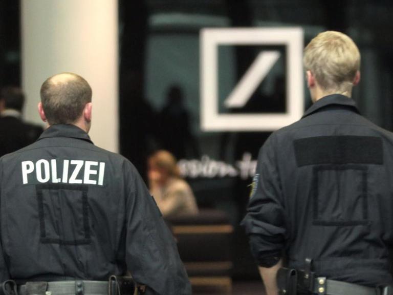 Polizisten bei der Durchsuchung der Zentrale der Deutschen Bank 2012