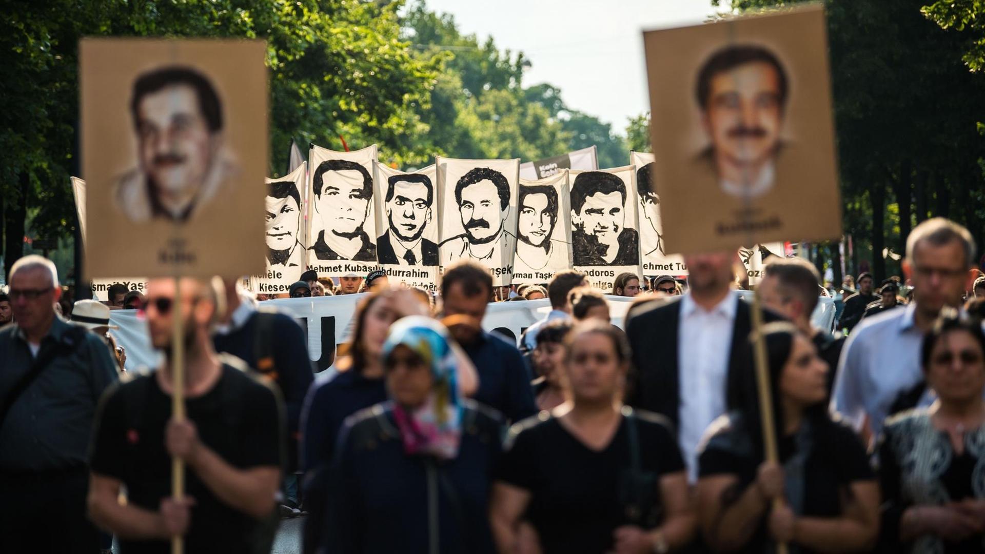Demonstranten halten bei einer Kundgebung in München Schilder mit Porträts der NSU-Opfer. Demonstranten halten bei einer Kundgebung in München Schilder mit Porträts der NSU-Opfer.