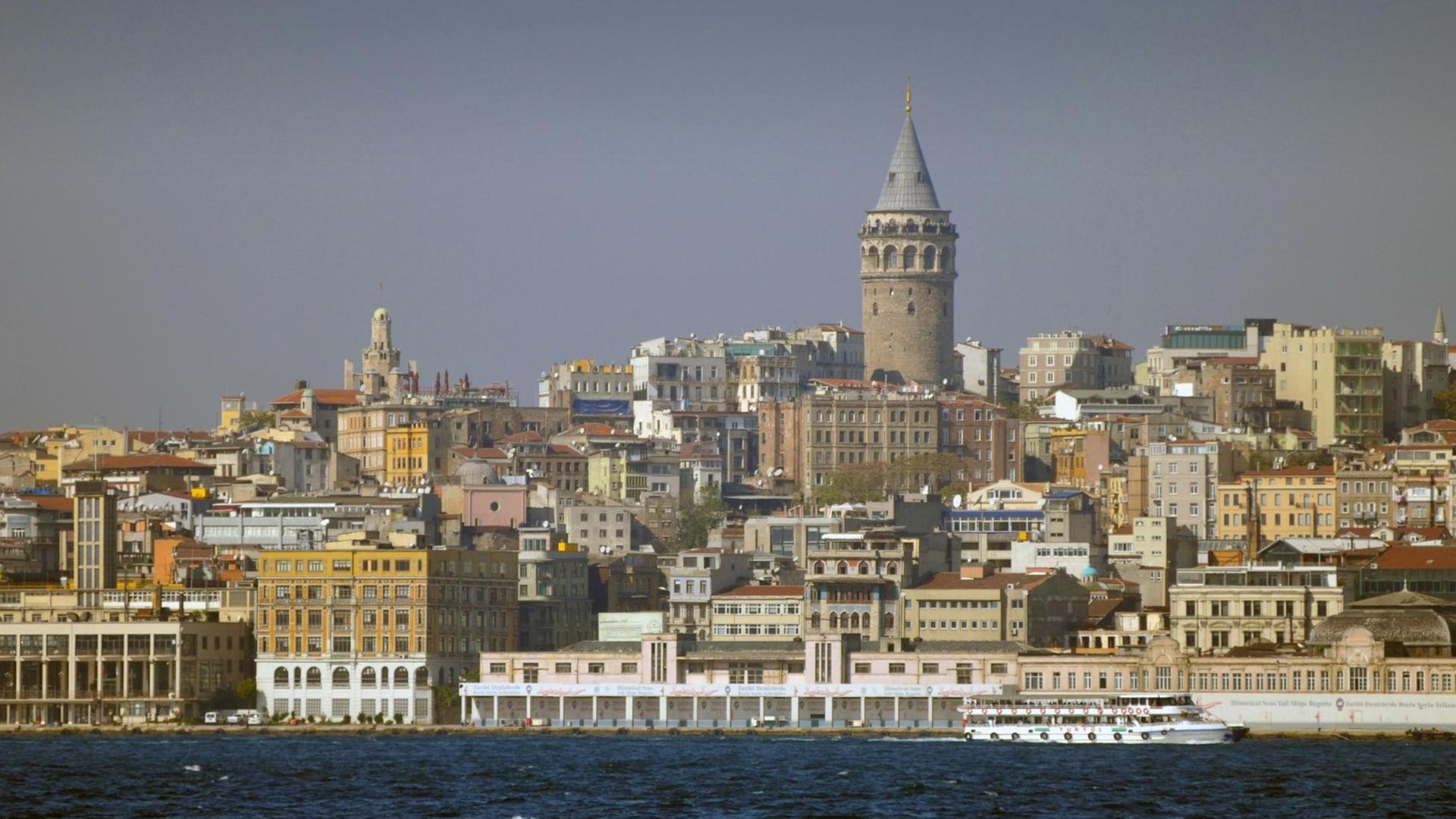 Blick auf den in Europa liegenden Stadtteil Beyoglu mit dem markanten Galata-Turm in Istanbul, Blick auf den in Europa liegenden Stadtteil Beyoglu mit dem markanten Galata-Turm in Istanbul,