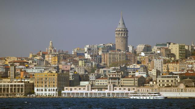 Blick auf den in Europa liegenden Stadtteil Beyoglu mit dem markanten Galata-Turm in Istanbul,