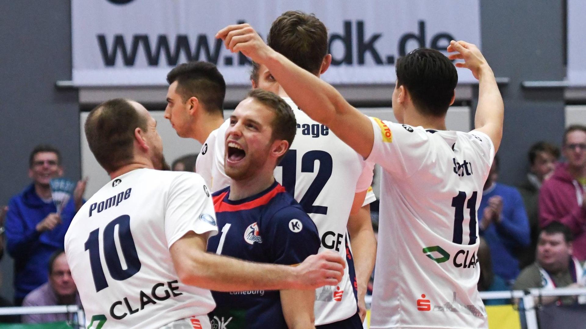 SVG Lüneburg vs Grizzleys Giesen - die Lüneburger Mannschaft jubelt. SVG Lüneburg vs Grizzleys Giesen - die Lüneburger Mannschaft jubelt.