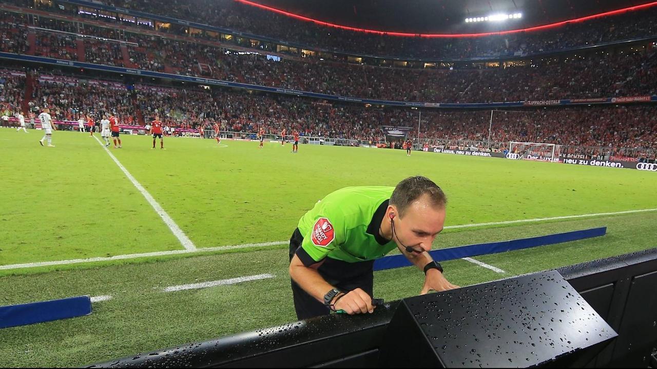 Schiedsrichter Bastian Dankert beim Monitor für den Videobeweis. Schiedsrichter Bastian Dankert beim Monitor für den Videobeweis.