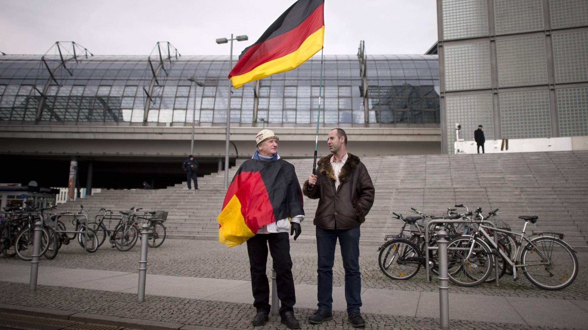 "Bärgida"-Demonstranten von der Gruppe "Bärliner Patrioten gegen die Islamisierung des Abendlandes" "Bärgida"-Demonstranten von der Gruppe "Bärliner Patrioten gegen die Islamisierung des Abendlandes"