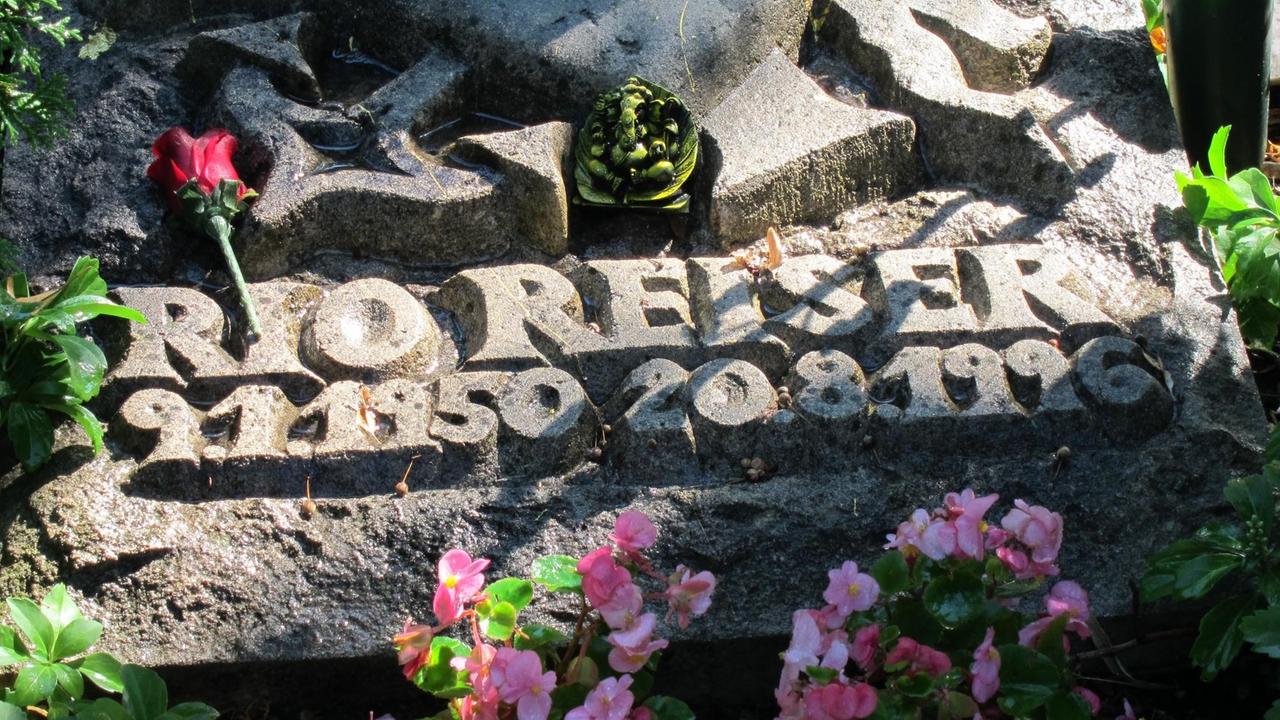 Grabstein von Rio Reiser auf dem St. Matthäus-Friedhof in Berlin-Schöneberg (Nahansicht) Grabstein von Rio Reiser auf dem St. Matthäus-Friedhof in Berlin-Schöneberg (Nahansicht)