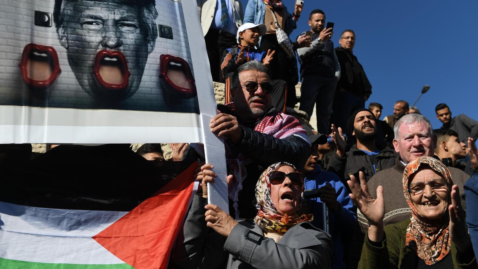 3252827 12/08/2017 Protesters against US recognizing Jerusalem as Israel's capital, in Jerusalem. Valeriy Melnikov/Sputnik Foto: Valeriy Melnikov/Sputnik/dpa | 3252827 12/08/2017 Protesters against US recognizing Jerusalem as Israel's capital, in Jerusalem. Valeriy Melnikov/Sputnik Foto: Valeriy Melnikov/Sputnik/dpa |