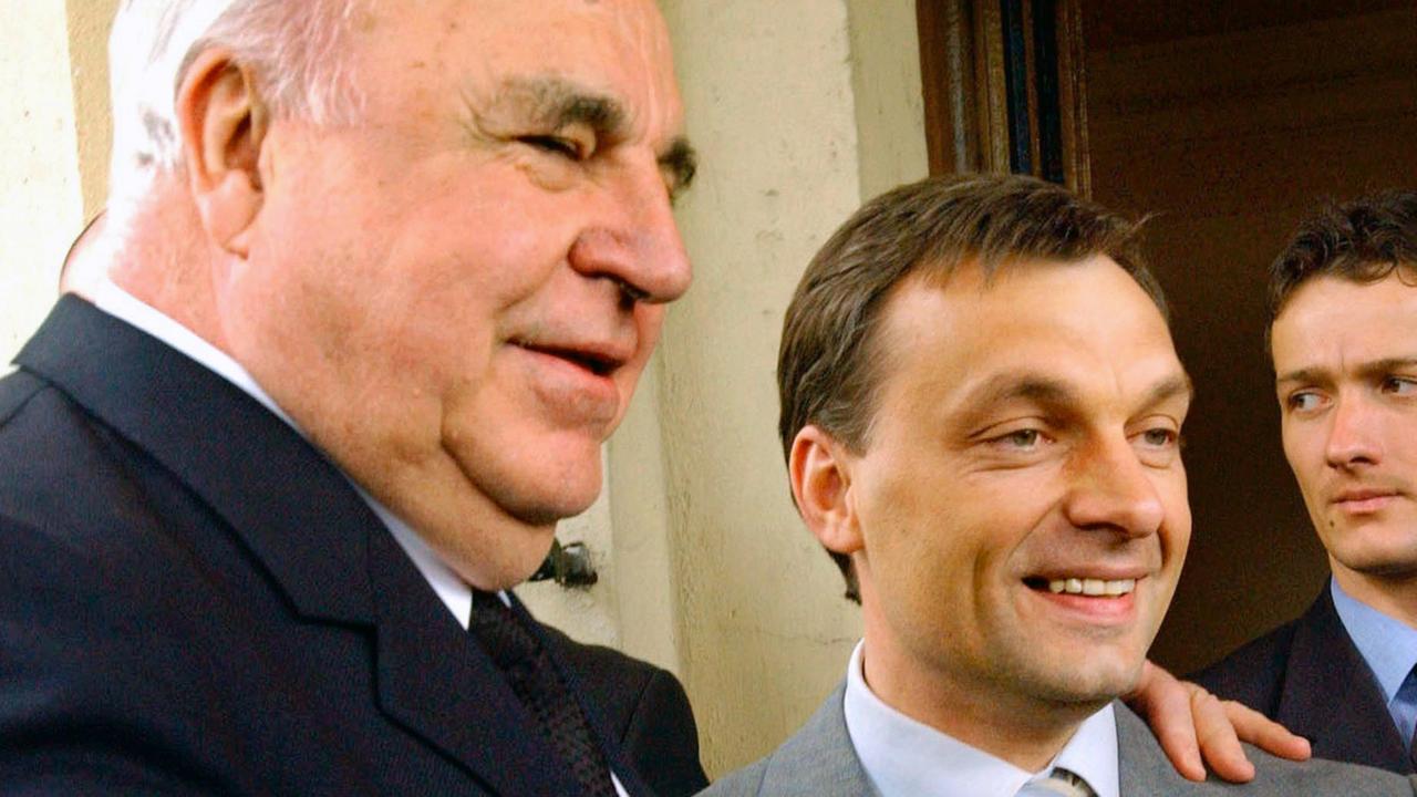 Der ehemalige deutsche Bundeskanzler Helmut Kohl (l.) legt bei einer Wahlkampfveranstaltung in Gyor im Jahr 2002 den Arm um den ungarischen Ministerpräsidenten Victor Orban.