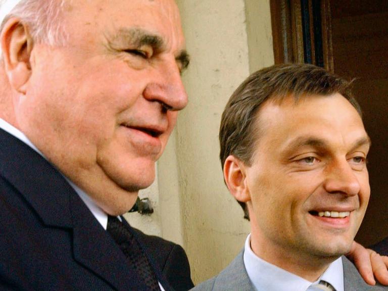 Der ehemalige deutsche Bundeskanzler Helmut Kohl (l.) legt bei einer Wahlkampfveranstaltung in Gyor im Jahr 2002 den Arm um den ungarischen Ministerpräsidenten Victor Orban.