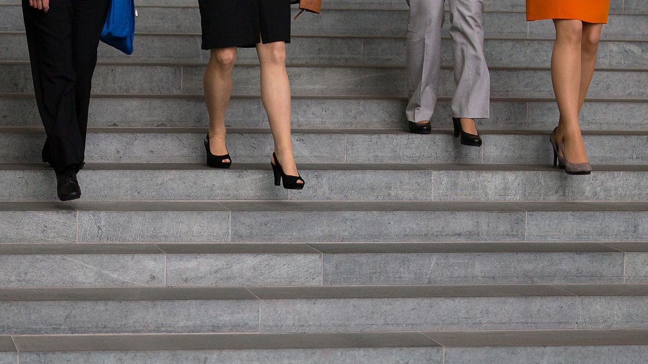Frauen gehen eine Treppe hinab Frauen gehen eine Treppe hinab