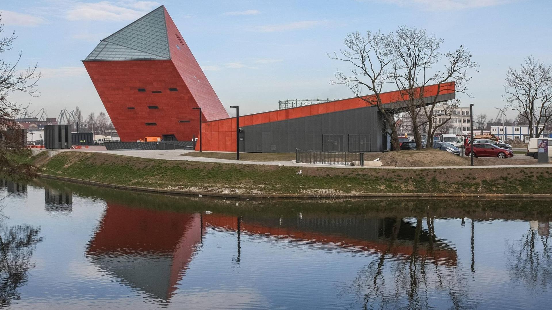 Das Museum des Zweiten Weltkriegs in Danzig gespiegelt im Wasser im März 2017 Das Museum des Zweiten Weltkriegs in Danzig gespiegelt im Wasser im März 2017