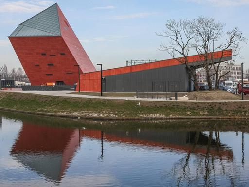 Das Museum des Zweiten Weltkriegs in Danzig gespiegelt im Wasser im März 2017