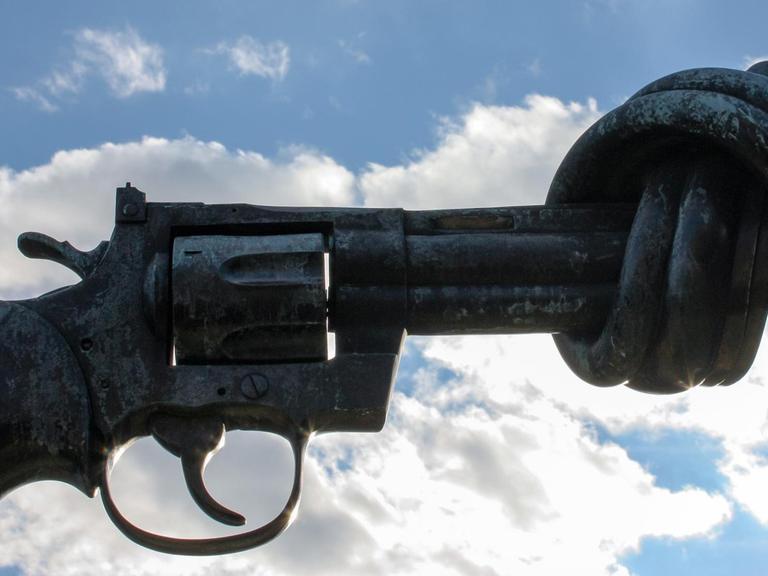 USA: Non Violence-Skulptur von Carl Fredrik Reuterswärd vor dem UNO-Hauptquartier in New York. Foto vom 28. November 2010. | Verwendung weltweit