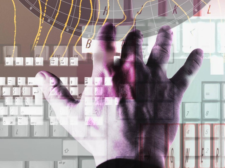 Collage aus einer Hand über eine Computertastatur