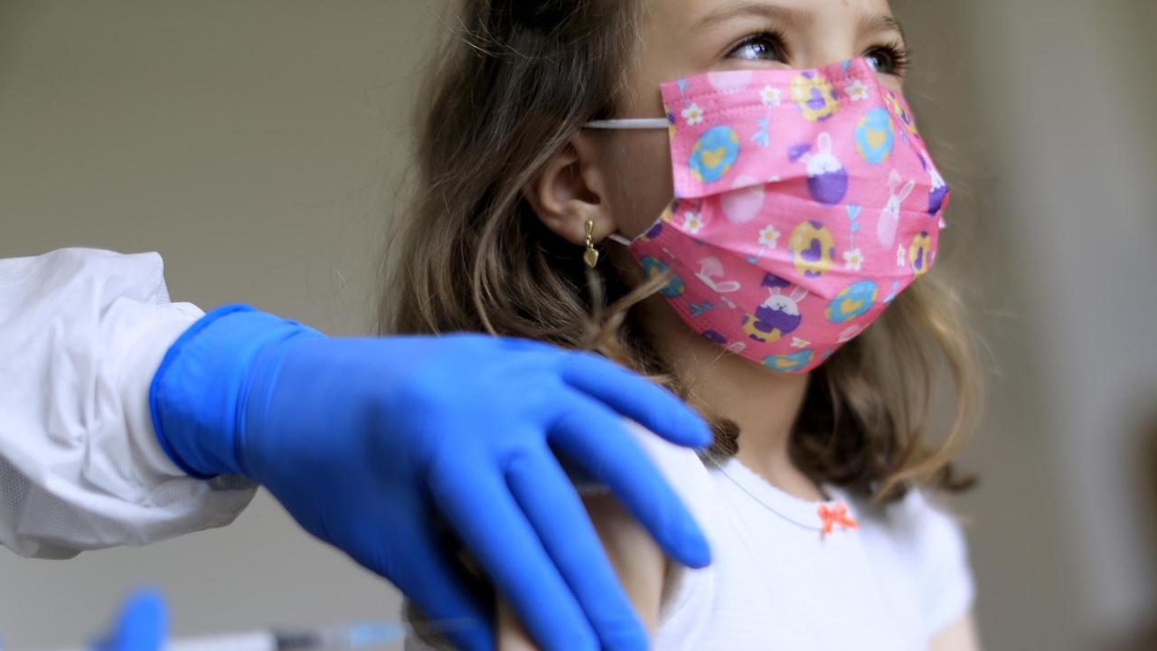 Ob Kinder und Jugendliche priorisiert gegen Covid-19 geimpft werden sollte, sorgt für Kontroversen Ob Kinder und Jugendliche priorisiert gegen Covid-19 geimpft werden sollte, sorgt für Kontroversen