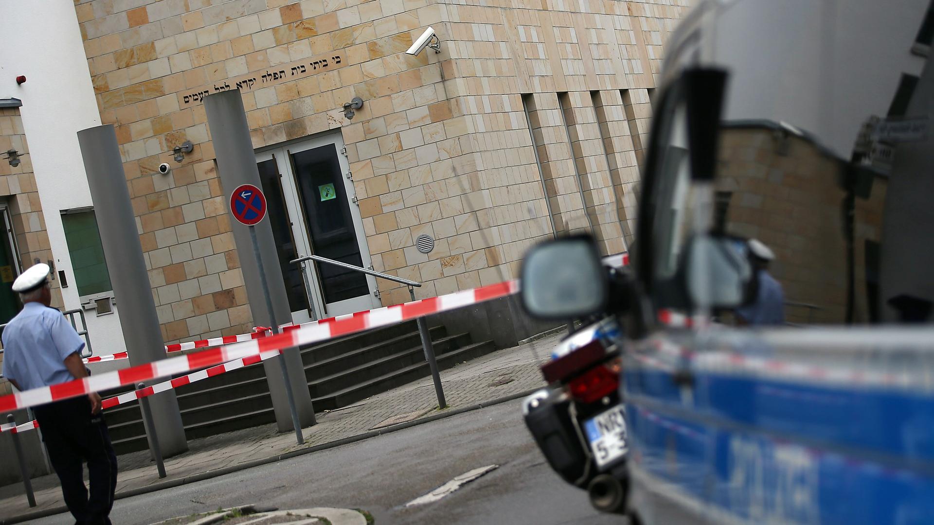 Die Polizei steht am 29.07.2014 in Wuppertal vor der Synagoge. Drei Männer haben in der Nacht zum Dienstag mehrere Molotowcocktails auf die Synagoge geschleudert.