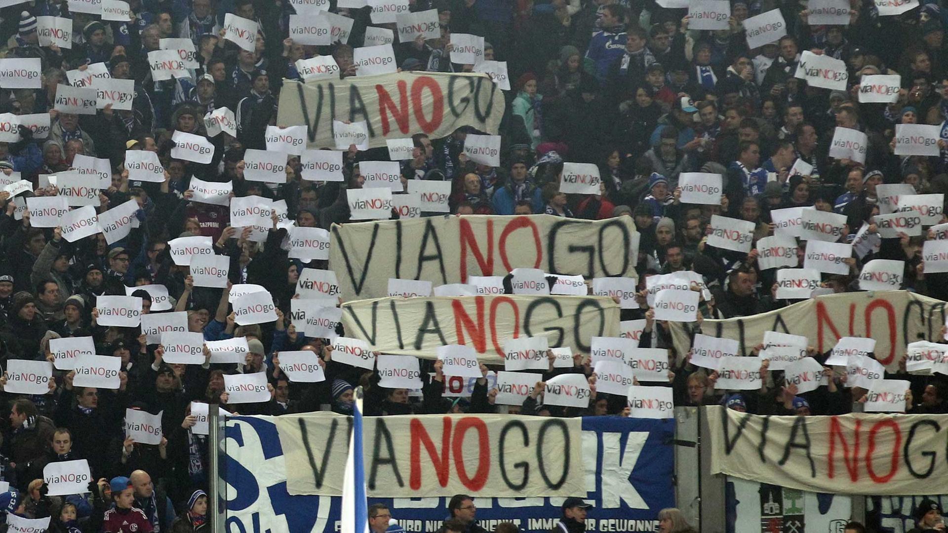 Schalke-Fans zeigen Transparente mit der Aufschrift "Vianogo", um gegen erhöhte Preise des Kartenhändlers Viagogo zu demonstrieren.