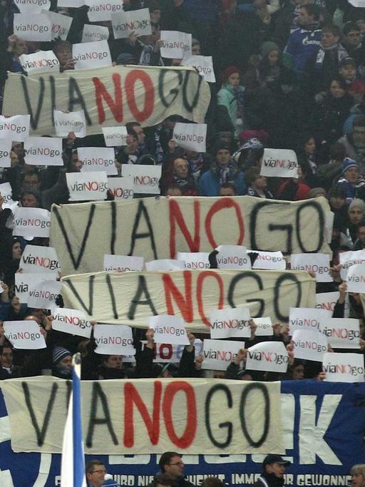 Schalke-Fans zeigen Transparente mit der Aufschrift "Vianogo", um gegen erhöhte Preise des Kartenhändlers Viagogo zu demonstrieren.