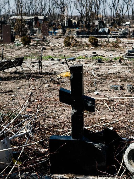 Ein zerstörter Friedhof nahe des Flughafens von Donezk.