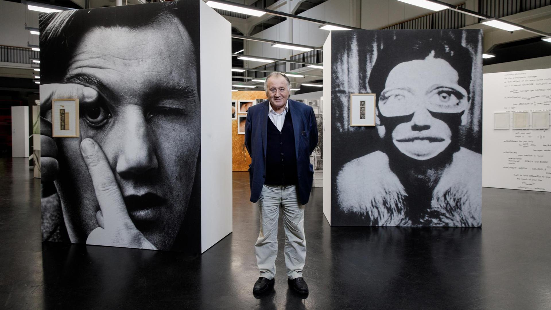 Der Kurator und Künstler Peter Weibel steht vor zweien seiner Kunstwerke. Der Kurator und Künstler Peter Weibel steht vor zweien seiner Kunstwerke.