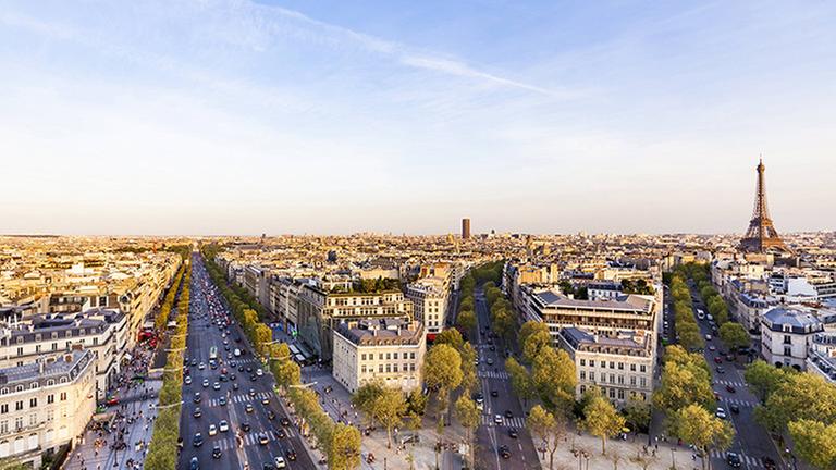 France, Paris, cityscape with Place Charles-de-Gaulle, Eiffel Tower and Avenue des Champs-Elysees PUBLICATIONxINxGERxSUIxAUTxHUNxONLY WDF04885