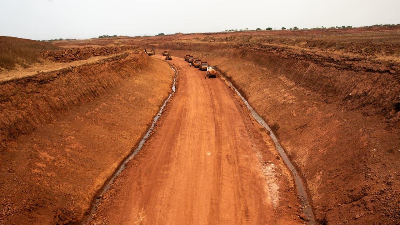 Wo noch bis vor kurzem die Felder der Dorfbewohner lagen, entsteht jetzt eine Zugstrecke für den Abtransport des Bauxits. Wo noch bis vor kurzem die Felder der Dorfbewohner lagen, entsteht jetzt eine Zugstrecke für den Abtransport des Bauxits.