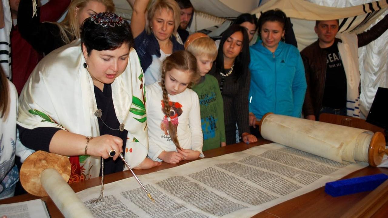 Rabbinerin Julia Gris liest mit Gemeindemitgliedern aus der Thora Rabbinerin Julia Gris liest mit Gemeindemitgliedern aus der Thora