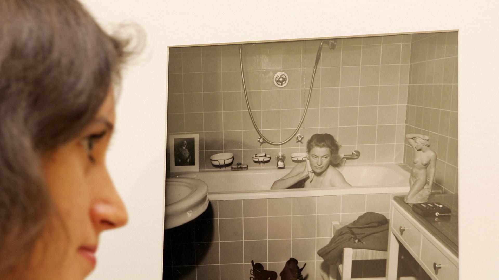 Ausschnitt aus einem Bild von Lee Miller, die 1945 in Hitlers Badewanne in seiner Wohnung in München sitzt, aufgenommen in der Ausstellung "Lee Miller: Fotografien 1930 - 1970" im Kunstmuseum in Wolfsburg im Jahr 2006. Ausschnitt aus einem Bild von Lee Miller, die 1945 in Hitlers Badewanne in seiner Wohnung in München sitzt, aufgenommen in der Ausstellung "Lee Miller: Fotografien 1930 - 1970" im Kunstmuseum in Wolfsburg im Jahr 2006.