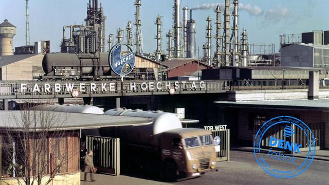 Ein Lastwagen passiert des Tor West des Stammwerkes der Farbwerke Hoechst AG in Frankfurt am Main.