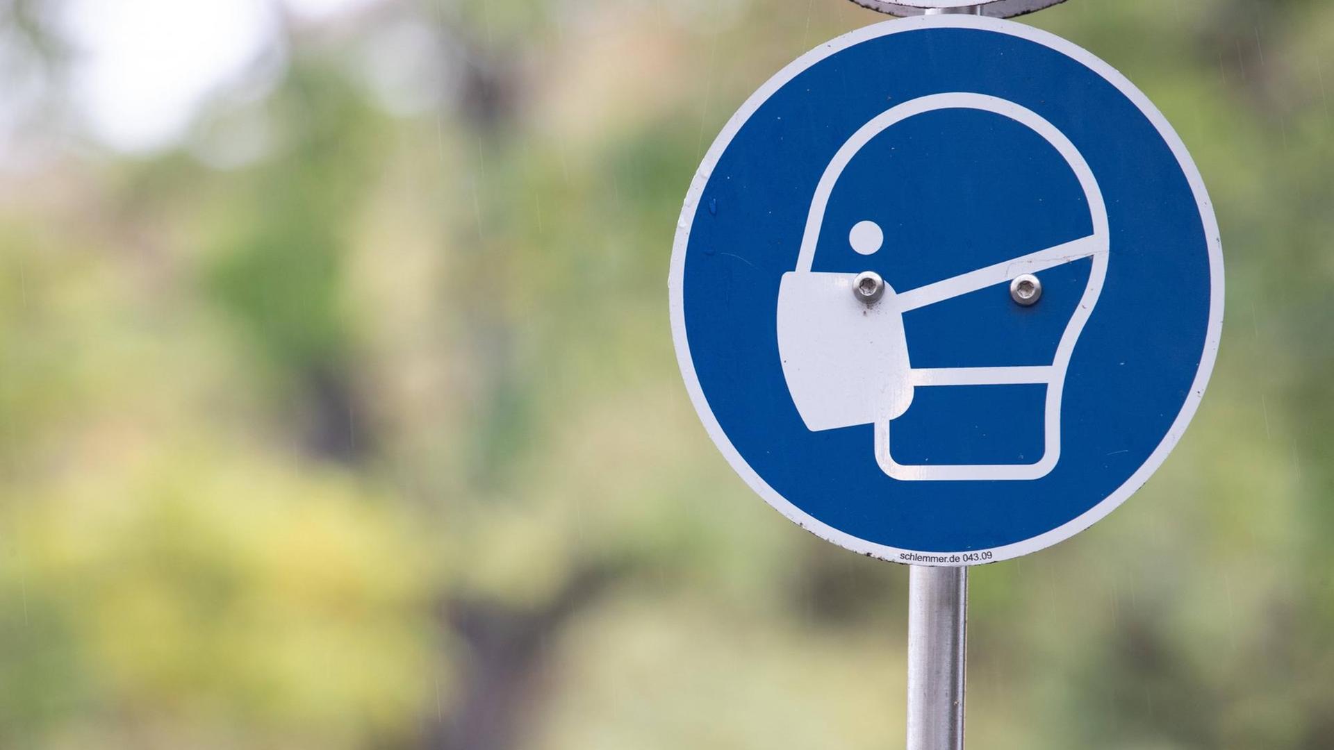 Ein Schild in München, auf dem auf die Maskenpflicht im öffentlichen Raum hingewiesen wird. Ein Schild in München, auf dem auf die Maskenpflicht im öffentlichen Raum hingewiesen wird.