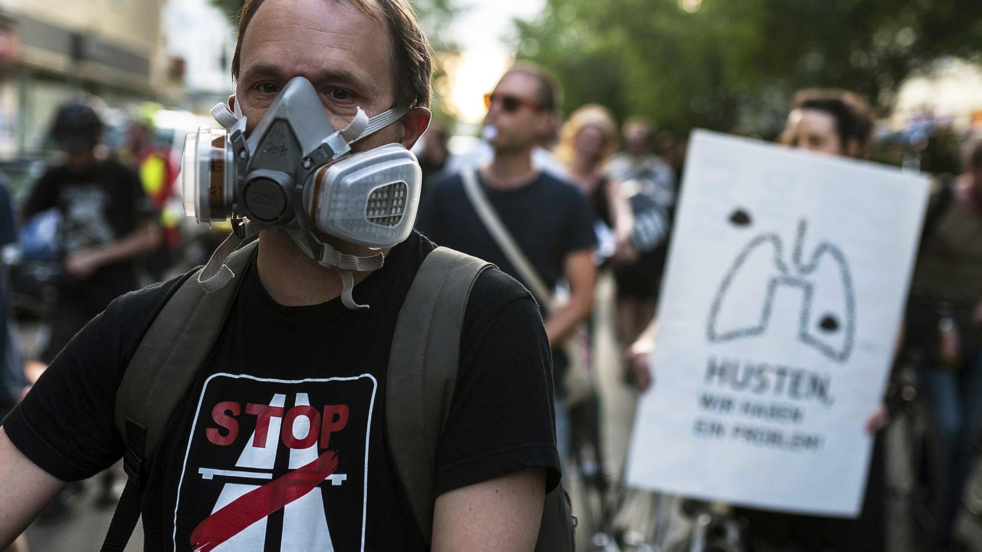 Menschen demonstrieren in Berlin unter dem Motto "Husten wir haben ein Problem". Menschen demonstrieren in Berlin unter dem Motto "Husten wir haben ein Problem".