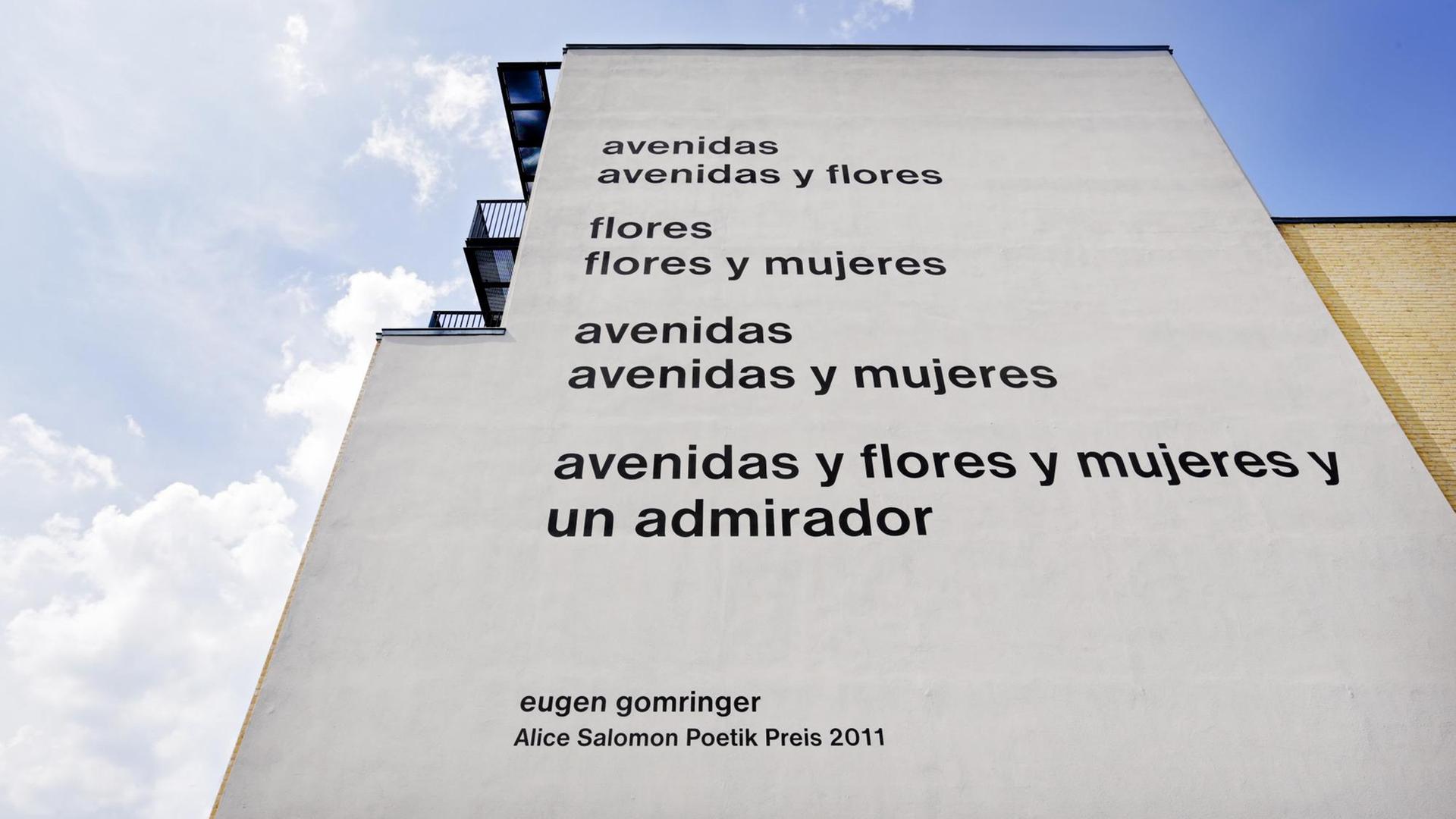 Ein Handout zeigt die Fassade der Alice Salomon Hochschule in Berlin-Hellersdorf mit einem angeblich sexistischen Gedicht des Schweizer Lyrikers Eugen Gomringer. Ein Handout zeigt die Fassade der Alice Salomon Hochschule in Berlin-Hellersdorf mit einem angeblich sexistischen Gedicht des Schweizer Lyrikers Eugen Gomringer.