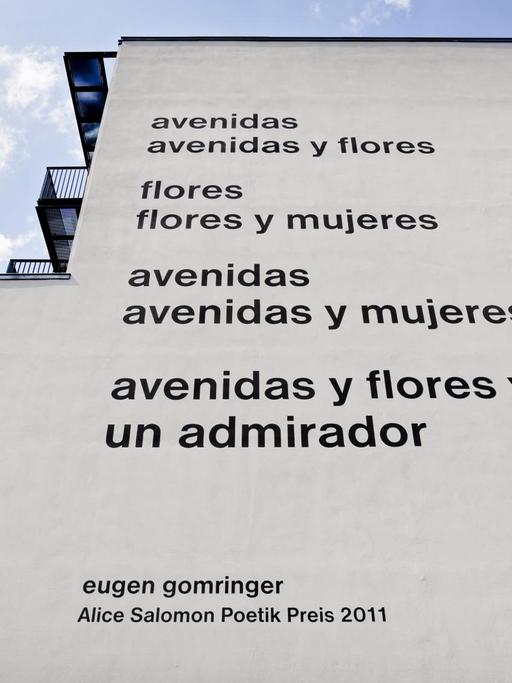 Ein Handout zeigt die Fassade der Alice Salomon Hochschule in Berlin-Hellersdorf mit einem angeblich sexistischen Gedicht des Schweizer Lyrikers Eugen Gomringer.