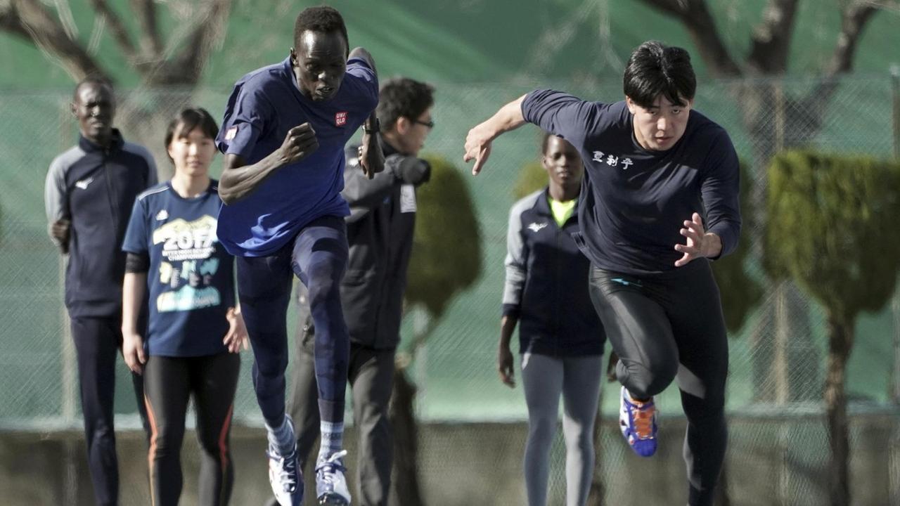 Der südsudanesische Leichtathlet Joseph Akoon mit seinem japanischem Kollegen Mizuki Obuchi beim Training. Der südsudanesische Leichtathlet Joseph Akoon mit seinem japanischem Kollegen Mizuki Obuchi beim Training.