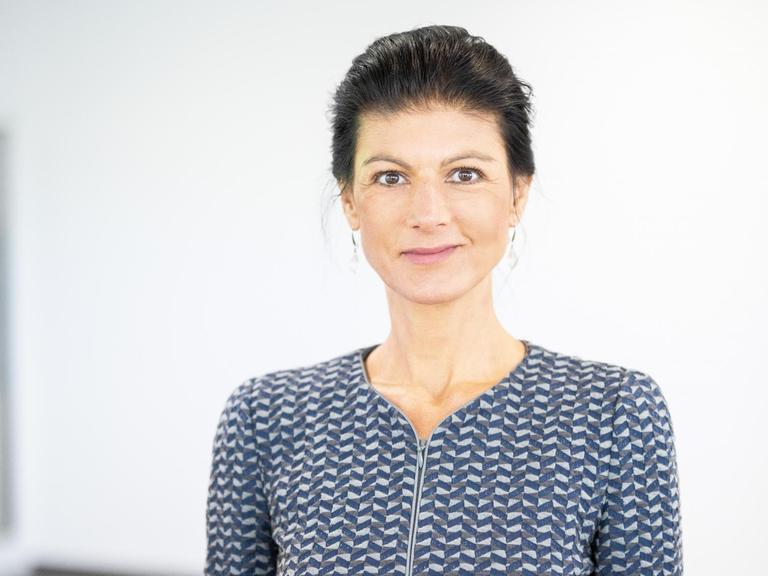 Sahra Wagenknecht (Linke) blickt nach einer Online-Versammlung in die Kamera