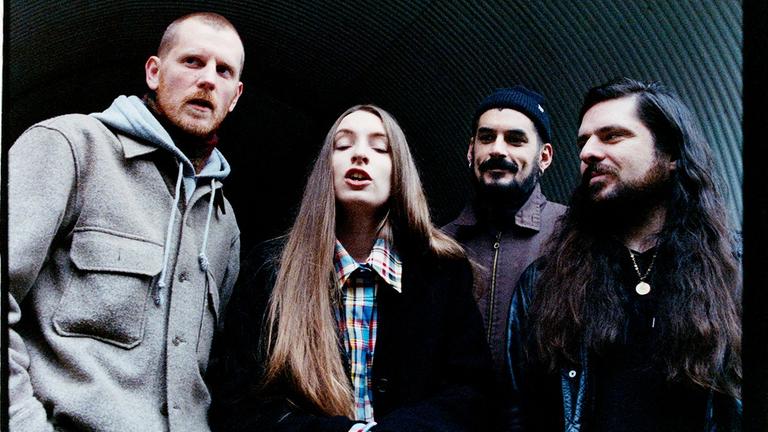 Die Post-Punk-Band Dry Cleaning, die aus den vier Mitgliedern Florence Shaw, Lewis Maynard, Tom Dowse und Nick Buxton besteht. Die Post-Punk-Band Dry Cleaning, die aus den vier Mitgliedern Florence Shaw, Lewis Maynard, Tom Dowse und Nick Buxton besteht.