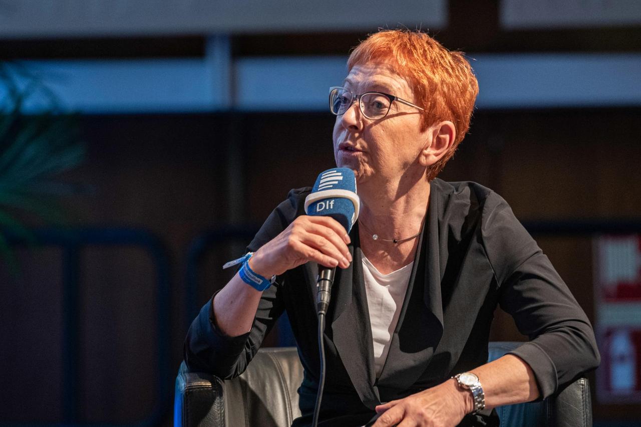 Lale Akgün beim 5. Kölner Forum für Journalismuskritik. Lale Akgün beim 5. Kölner Forum für Journalismuskritik.