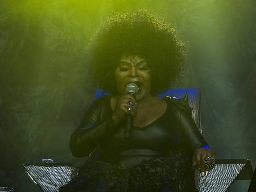 Elza Soares auf der Bühne während eines Auftritts im Jahre 2017.
