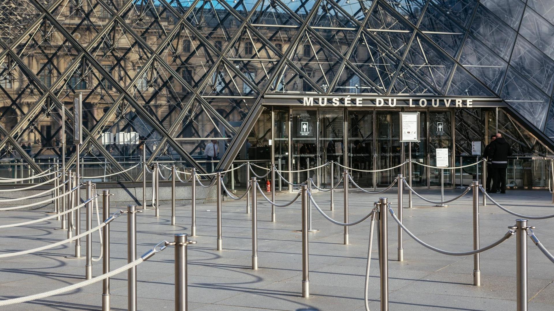 Leere vor dem Louvre in Paris. Wegen der Coronapandemie ist das Museum geschlossen worden. Leere vor dem Louvre in Paris. Wegen der Coronapandemie ist das Museum geschlossen worden.