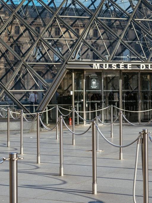 Leere vor dem Louvre in Paris. Wegen der Coronapandemie ist das Museum geschlossen worden.