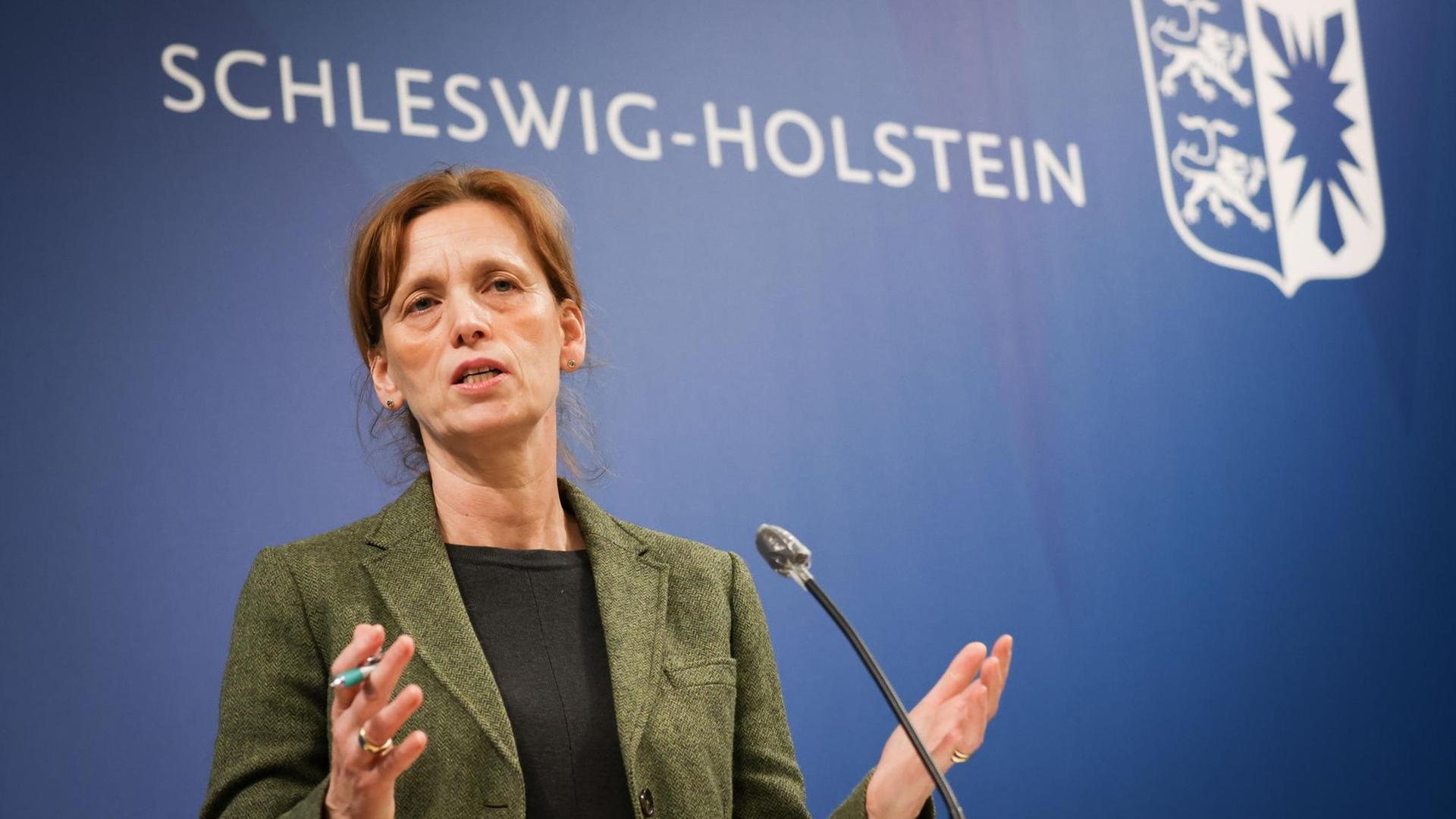 Karin Prien (CDU), Bildungsministerin von Schleswig-Holstein, spricht auf einer Pressekonferenz zur geplanten Verlängerung des Lockdowns bis Ende Januar im Foyer des Landeshauses in Kiel. Karin Prien (CDU), Bildungsministerin von Schleswig-Holstein, spricht auf einer Pressekonferenz zur geplanten Verlängerung des Lockdowns bis Ende Januar im Foyer des Landeshauses in Kiel.