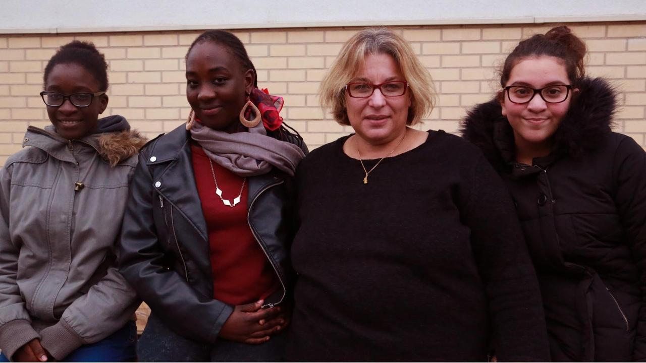 Jugendliche aus dem Projekt "Slam unterm Halbmond" in den Pariser Banlieues mit der Sozialarbeiterin Sylvie Forestier Jugendliche aus dem Projekt "Slam unterm Halbmond" in den Pariser Banlieues mit der Sozialarbeiterin Sylvie Forestier