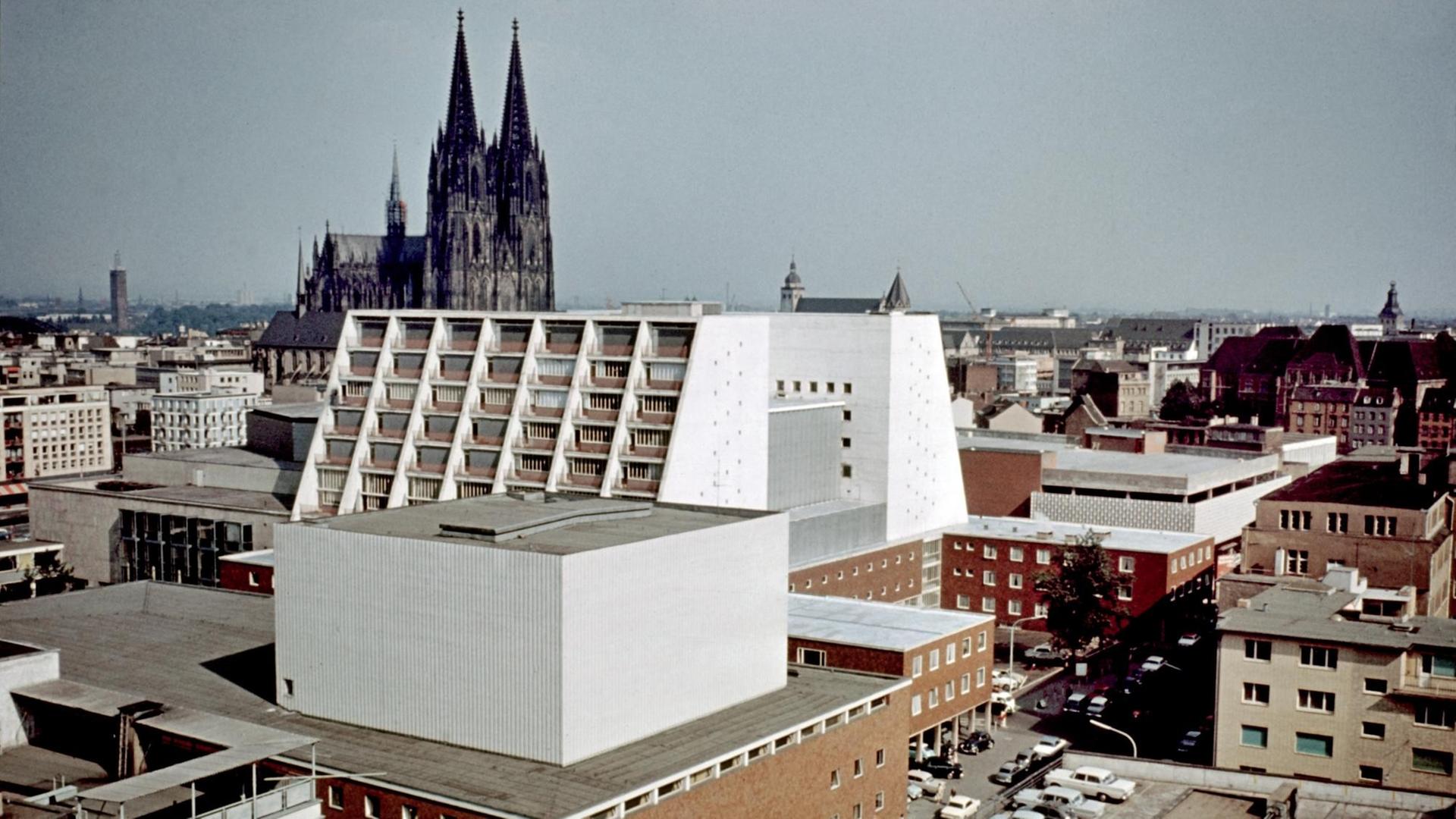 Blick über die Oper am Offenbachplatz auf den Kölner Dom.