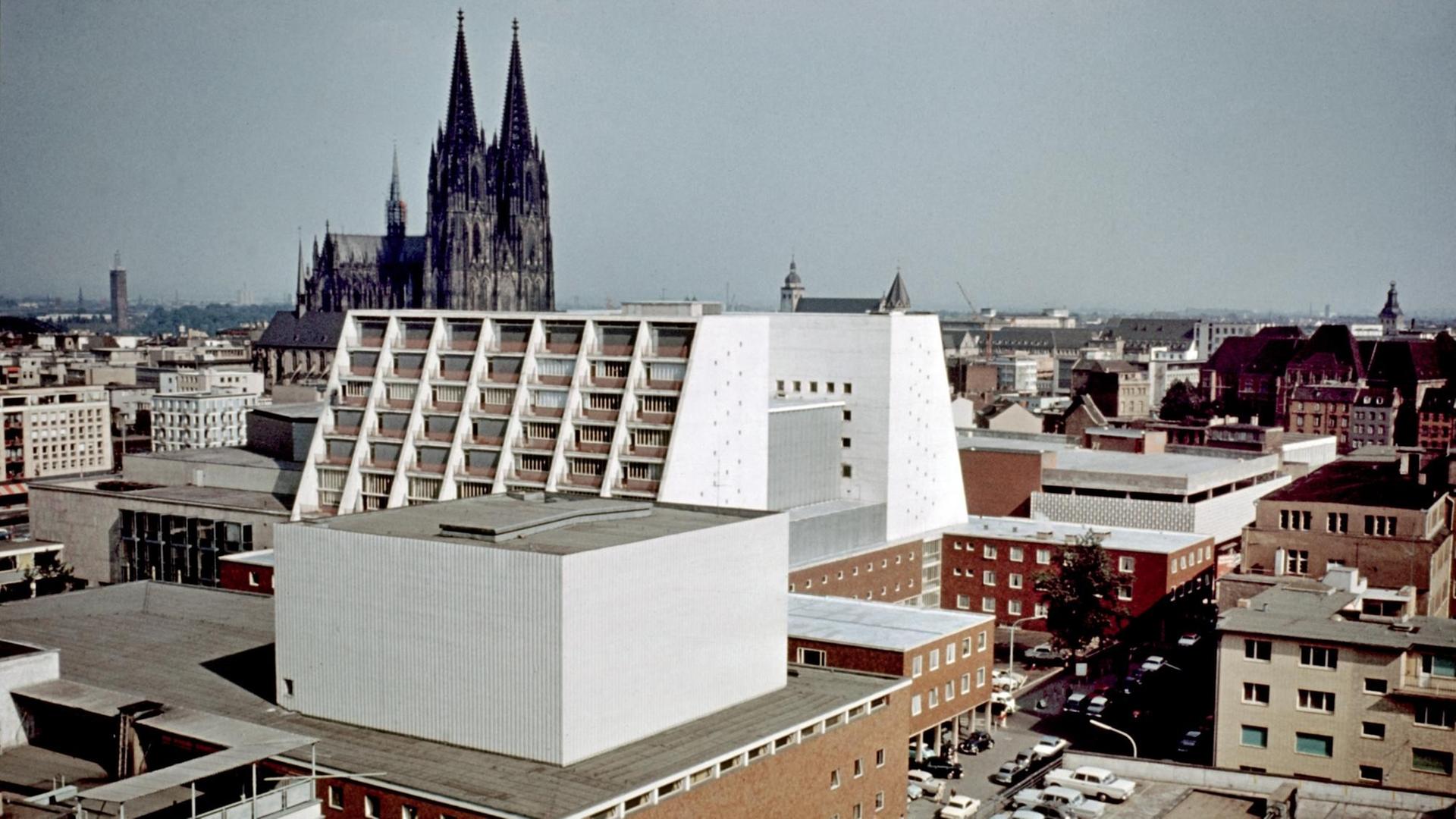 Blick über die Oper am Offenbachplatz auf den Kölner Dom. Blick über die Oper am Offenbachplatz auf den Kölner Dom.