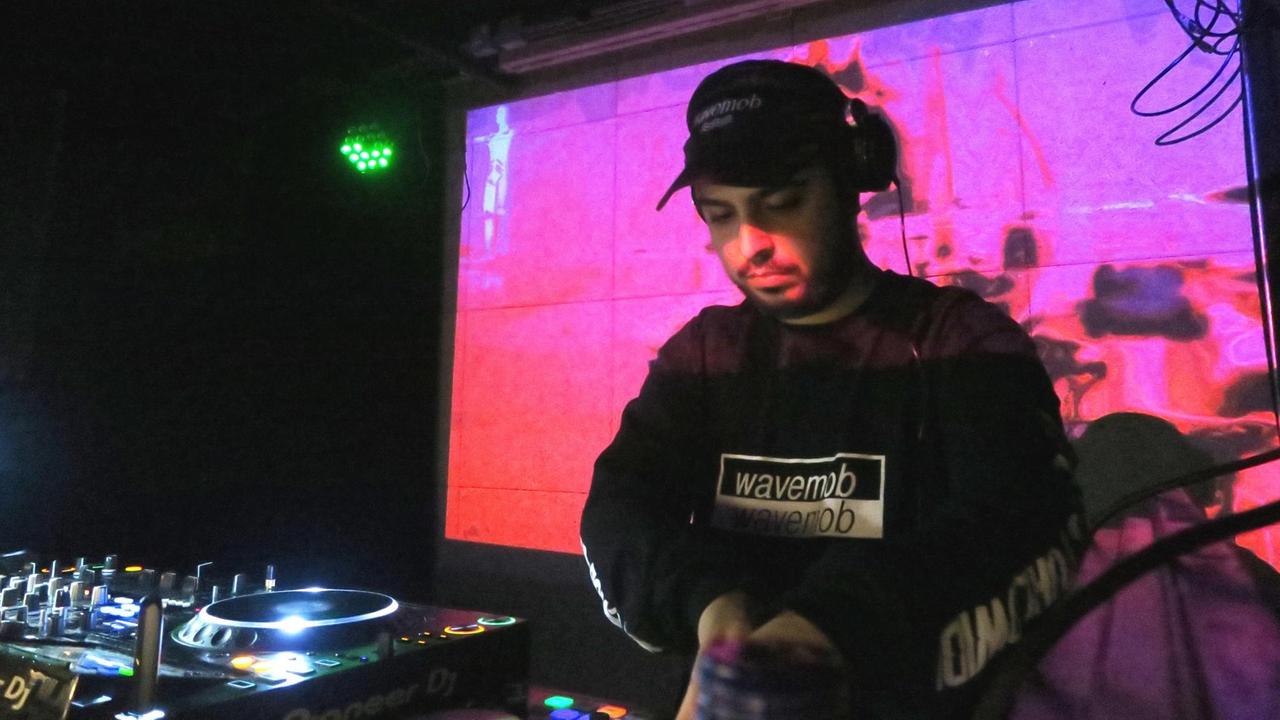 Der Wave-DJ Klimeks legt in einem Londoner Club auf (Bild: Marcus Barnes) 